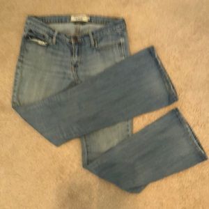 🍁❤️ABERCROMBIE AND FITCH BLUEJEANS SIZE 6S!!🛍🎀